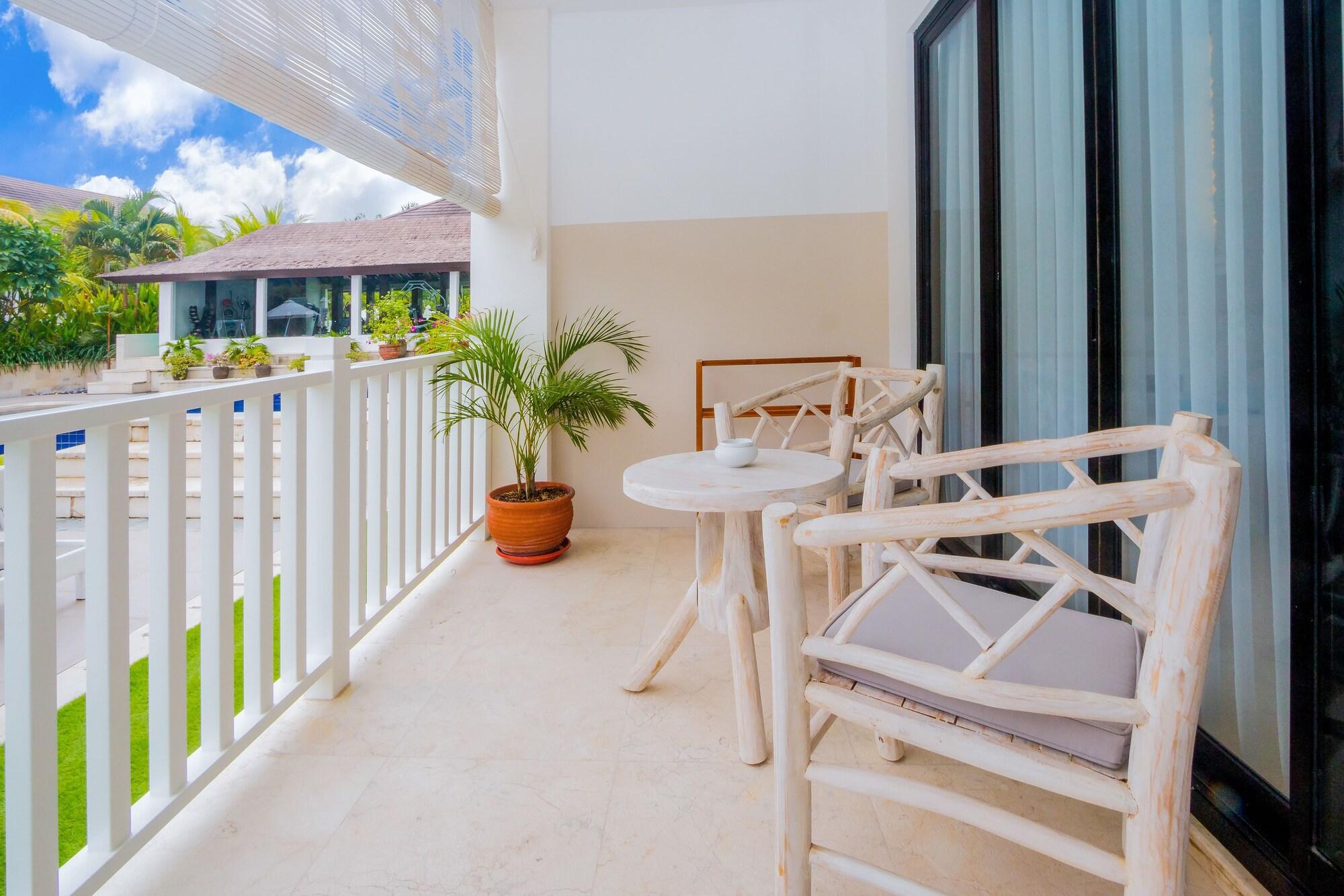 Montigo Resorts Seminyak Exterior foto A balcony